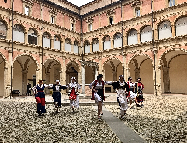Danze greche a Bologna.